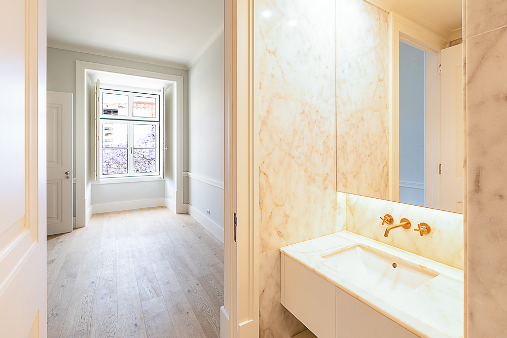 Fotografia Imobiliária - Sessão fotográfica de elegantes habitações à venda no Largo do Rossio, em Lisboa. Com vistas deslumbrantes e interiores sofisticados, capturámos a harmonia entre o charme histórico da localização e o conforto moderno dos espaços.