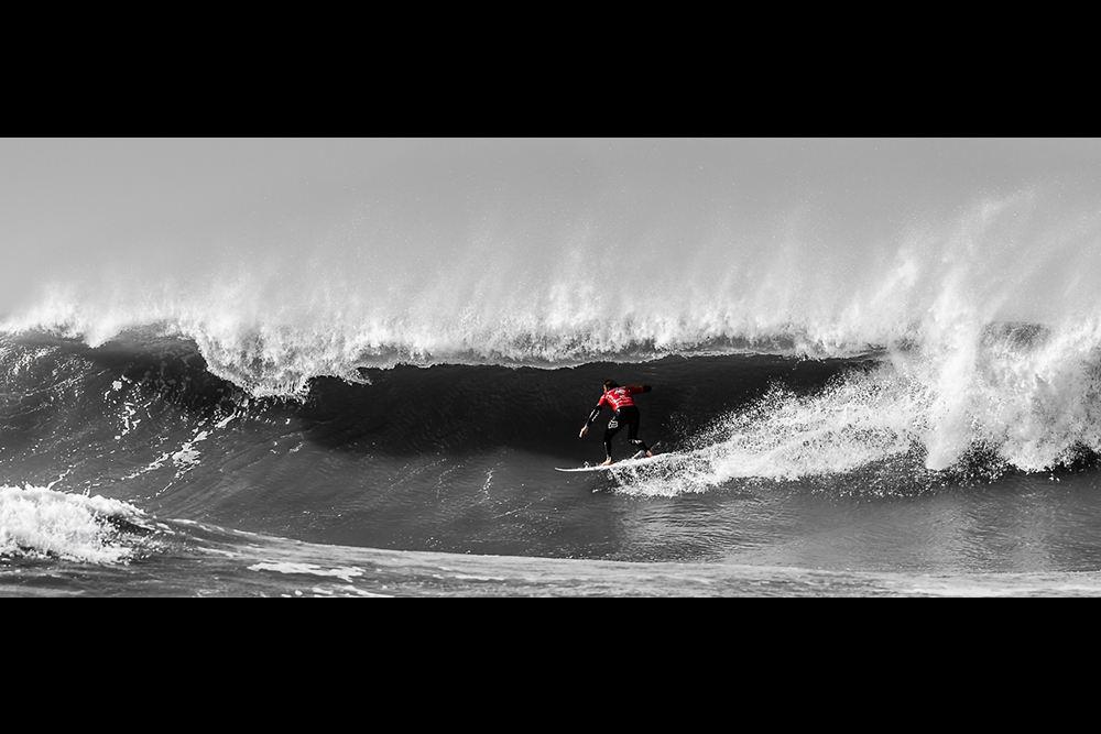 WCT Supertubos Peniche - Reportagem fotográfica de surf na praia de supertubos, Peniche. Foram adotadas como opções de edição um corte panorâmico, bem como a dessaturação de algumas cores.