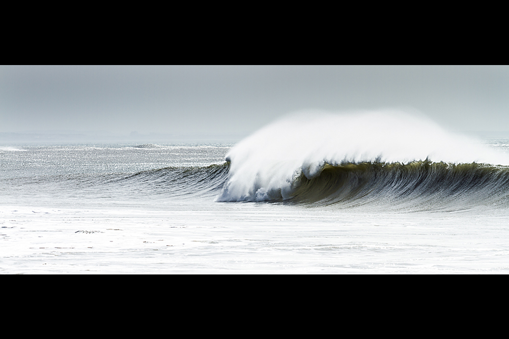 WCT Supertubos Peniche - Reportagem fotográfica de surf na praia de supertubos, Peniche. Foram adotadas como opções de edição um corte panorâmico, bem como a dessaturação de algumas cores.